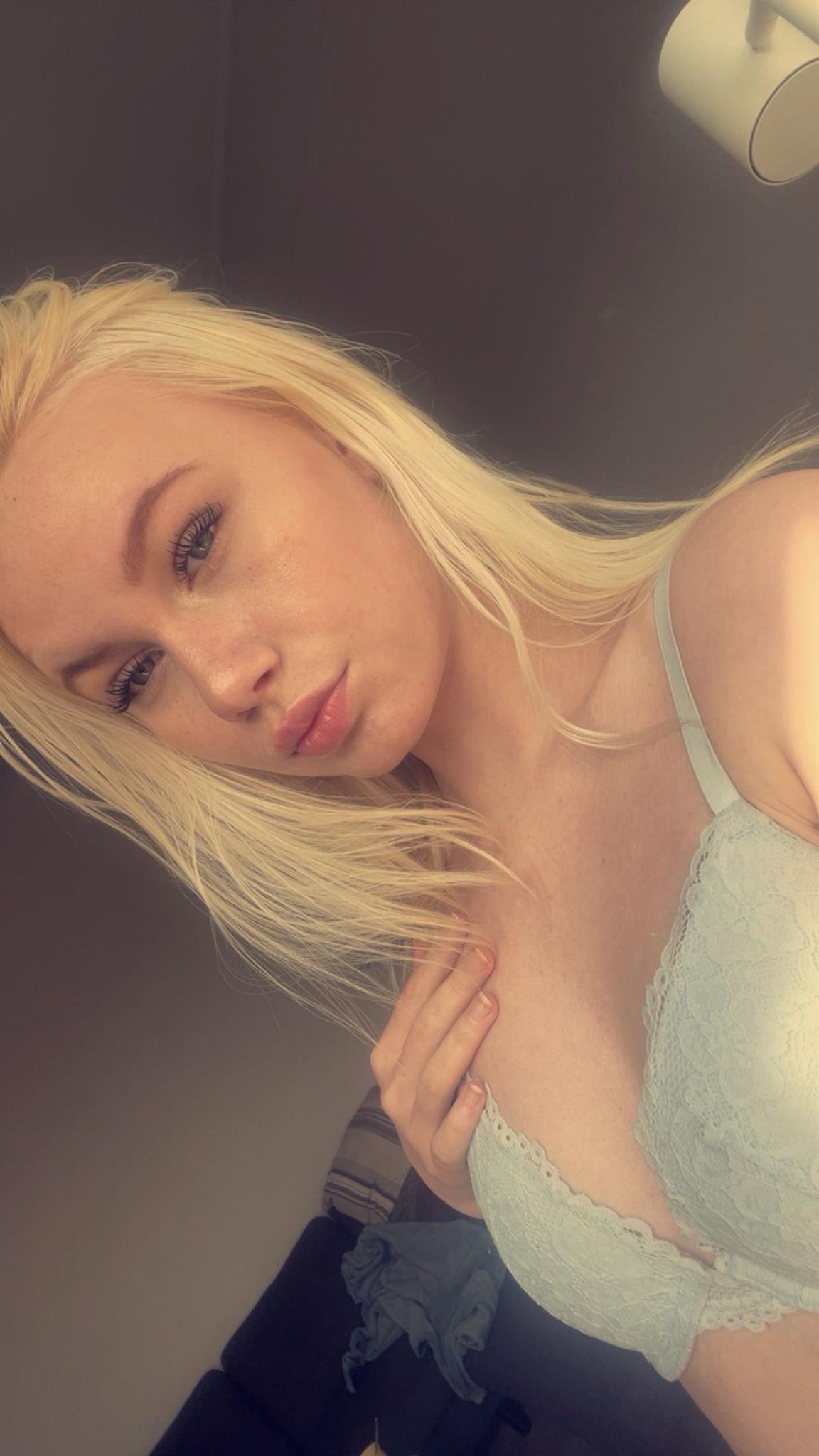 18 årig blondine elsker lege med mig selv💦